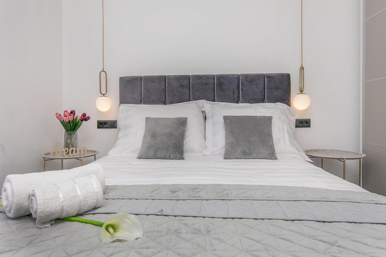 Apartments Empress Мимице Екстериор снимка